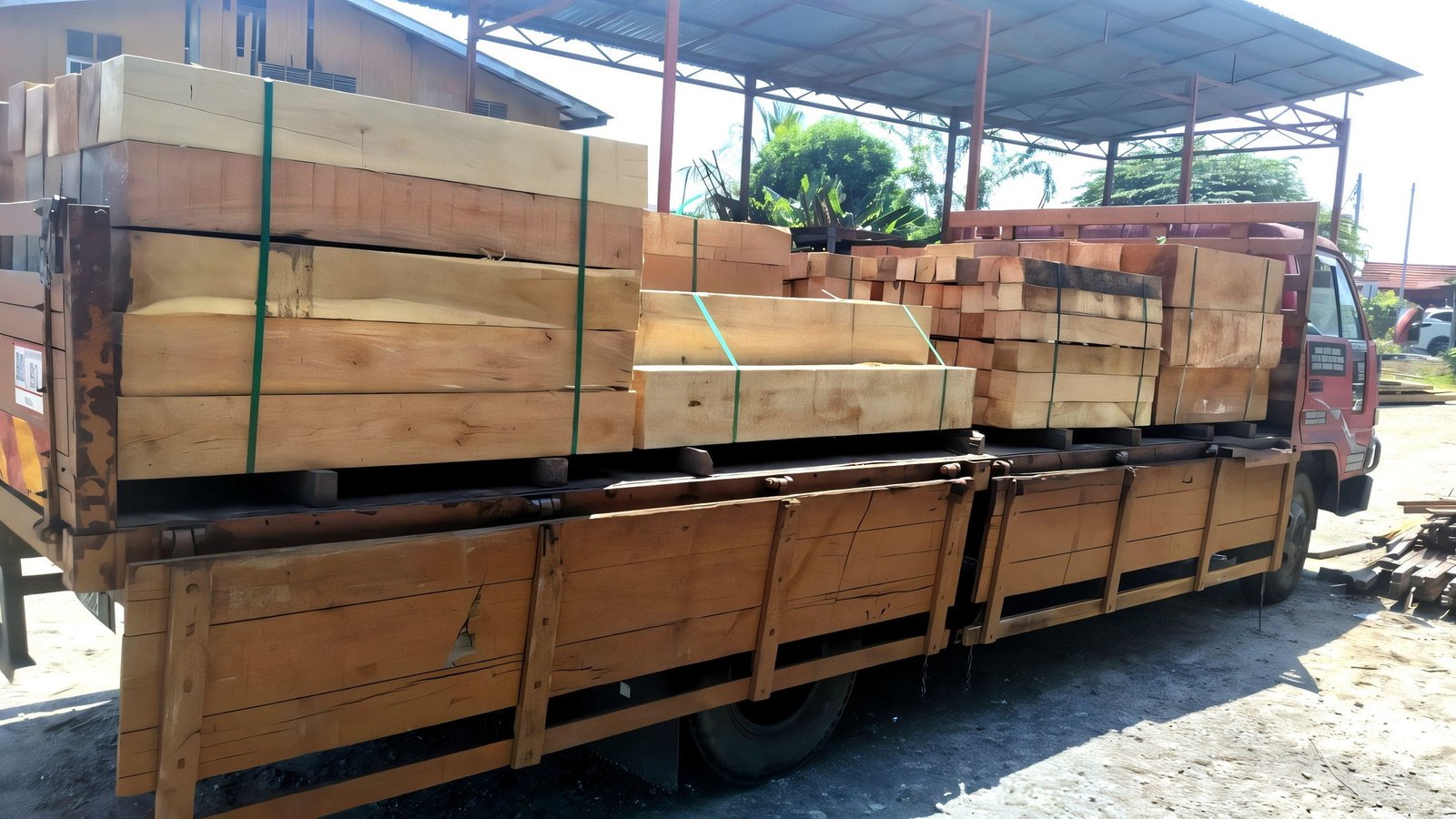 Lori Hang Soon Timber dimuat dengan kayu gergaji untuk penghantaran ke tapak