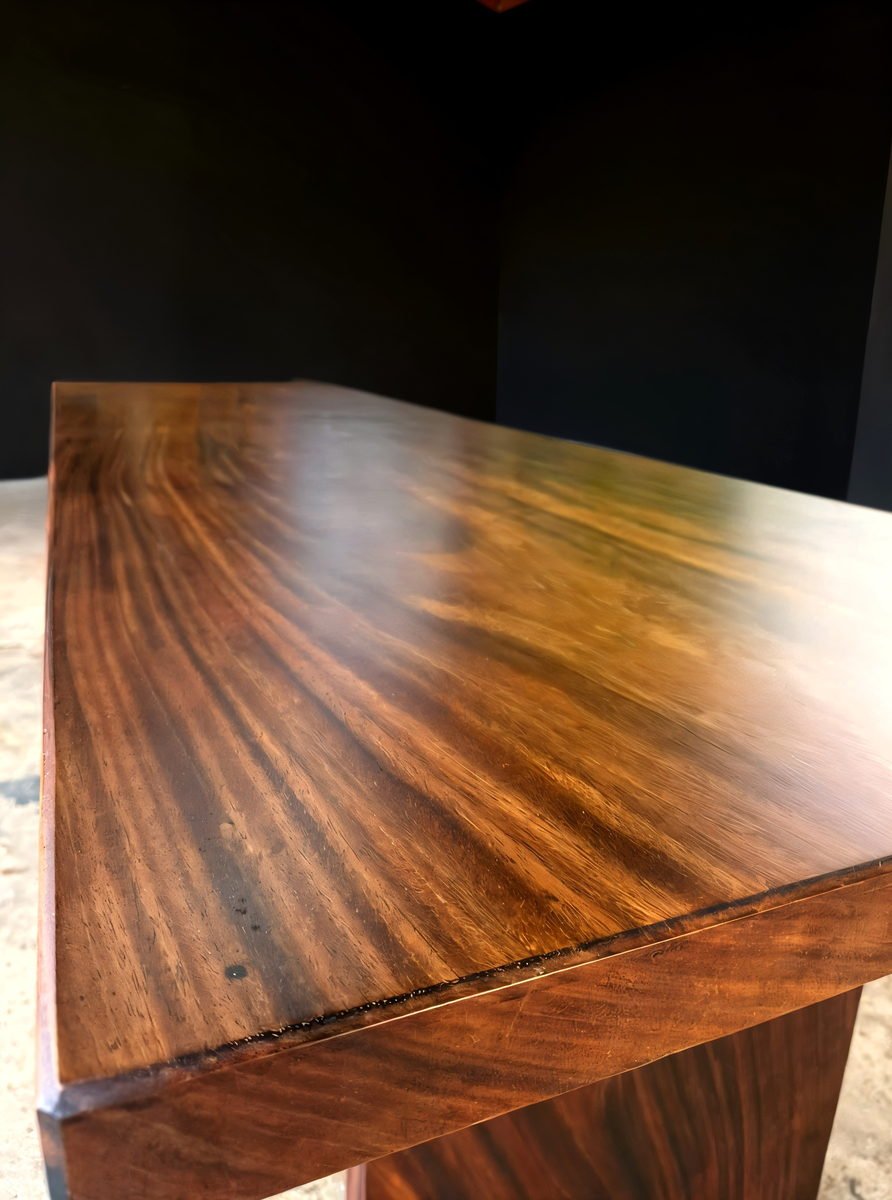 Muka meja Merbau menunjukkan panjang penuh satu papan